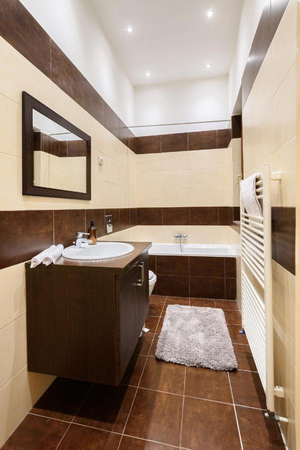 Spacious & Serene Downtown Home With Free Parking Budapest Exterior photo